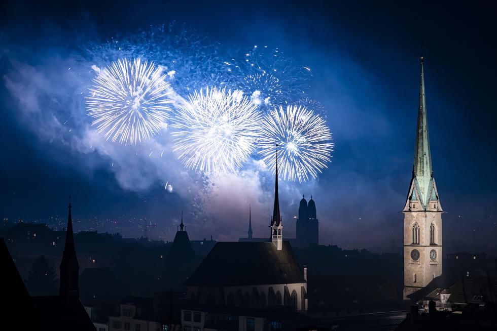 Fuegos artificiales iluminan el cielo nocturno durante las celebraciones de Nochevieja en Zúrich, Suiza, el 1 de enero de 2022.