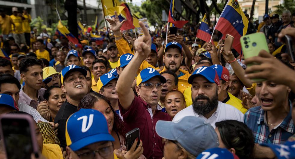 Henrique Capriles junto a sus seguidores a su llegada a inscribirse como candidato a las elecciones internas de la oposición de Venezuela. (EFE/ Miguel Gutiérrez).