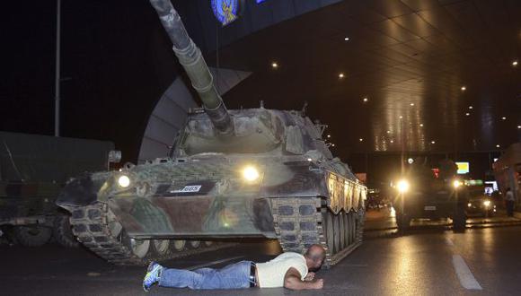 Turquía: Dos tanques pasan por encima de un hombre