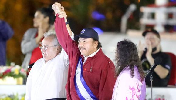 El presidente de la Asamblea Nacional de Nicaragua, Gustavo Porras, y el presidente de Nicaragua, Daniel Ortega, se dan la mano junto a la vicepresidenta Rosario Murillo, durante la inauguración del quinto mandato de Ortega, en Managua. (Foto: Zurimar Campos/Palacio de Miraflores).