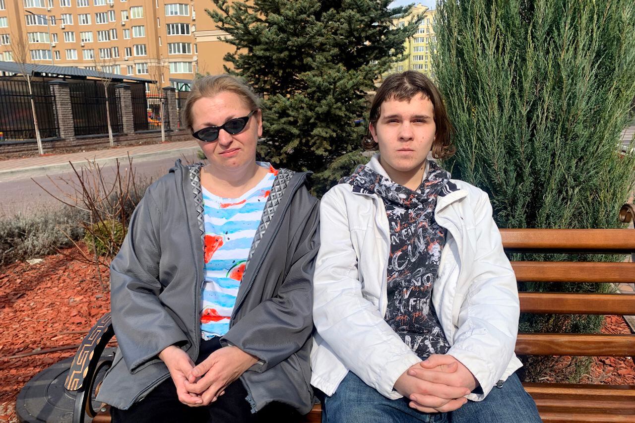 Nadia and her son, on a bench in the Sofiivska Borschahivka housing estate where they live, near the front in western kyiv.  (Photo: EFE/ Sara Gómez Armas)