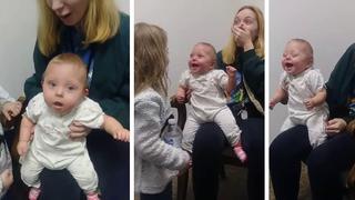 Bebé es captado riéndose de felicidad al escuchar por primera vez la voz de su madre