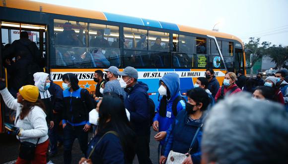 Decenas de personas esperan buses para transportarse a sus centros de labores por varios minutos debido al paro | Foto: El Comercio