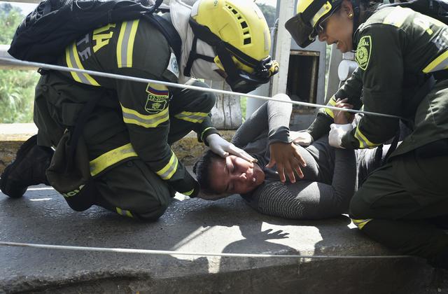 Impiden el ingreso a Venezuela de camiones con ayuda humanitaria de Estados Unidos desde Colombia. (AFP).