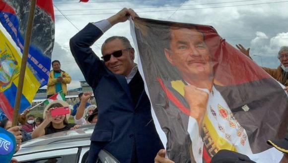 El exvicepresidente ecuatoriano (2013-2017) Jorge Glas, quien cumplía condena por recibir millones en sobornos de la brasileña Odebrecht, saluda tras ser liberado de prisión, en Lacatunga, Ecuador.