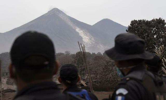 Guatemala ordena evacuar zonas cercanas al Volcán de Fuego ante descenso de material volcánico. (AFP).
