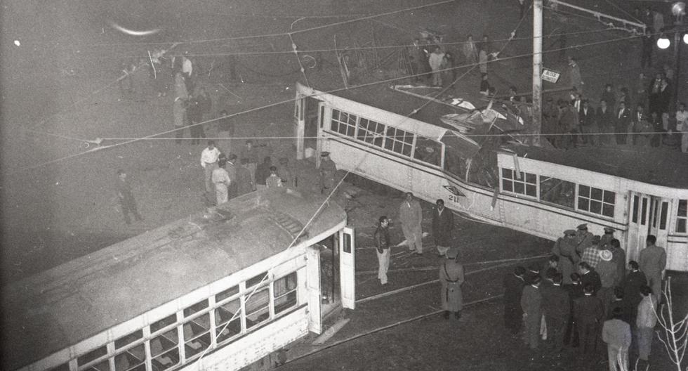 El tranvía fuera de control se estrelló contra un poste de luz, luego de llevarse a otro por delante. (Foto: GEC Archivo Histórico)
