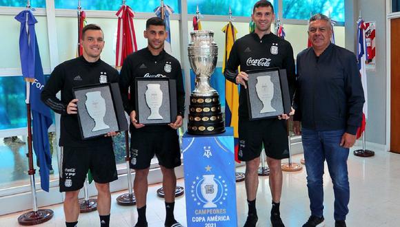 Emiliano Martínez, Gio Lo Celso y Cristian Romero recibieron premio por la Copa América. (Foto: AFA)