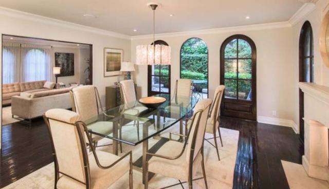 La mayoría de espacios cuentan con ventanales que permiten el ingreso de luz natural. En el comedor destacan los muebles color blanco y el piso de parquet. (Foto: The Altman Brothers)