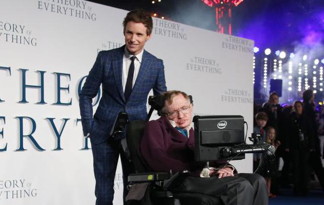 Stephen Hawking al lado de Eddie Redmayne, quien lo interpretó en "La teoría del todo". (Foto: Agencias)