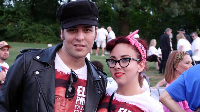 Esta pareja viajó desde Puerto Rico para participar en el homenaje de Elvis. (Foto: Agencias)