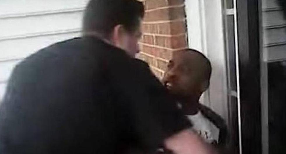 Policía en USA detiene a hombre por estar sentado en la puerta de su hogar. (Foto: Captura YouTube)