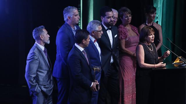 Sara Silva Checa de Media Networks agradece el trofeo al Mejor programa deportivo para "Al ángulo". (Foto: José Rojas/ El Comercio)