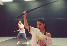 Olivia Munn muestra asombrosa habilidad con la espada | VIDEO