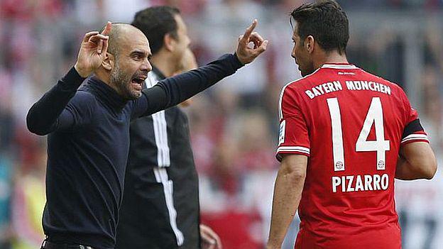 Claudio Pizarro y Pep Guardiola coincidieron en Bayern Múnich entre el 2013 y 2015. (Foto: AP)