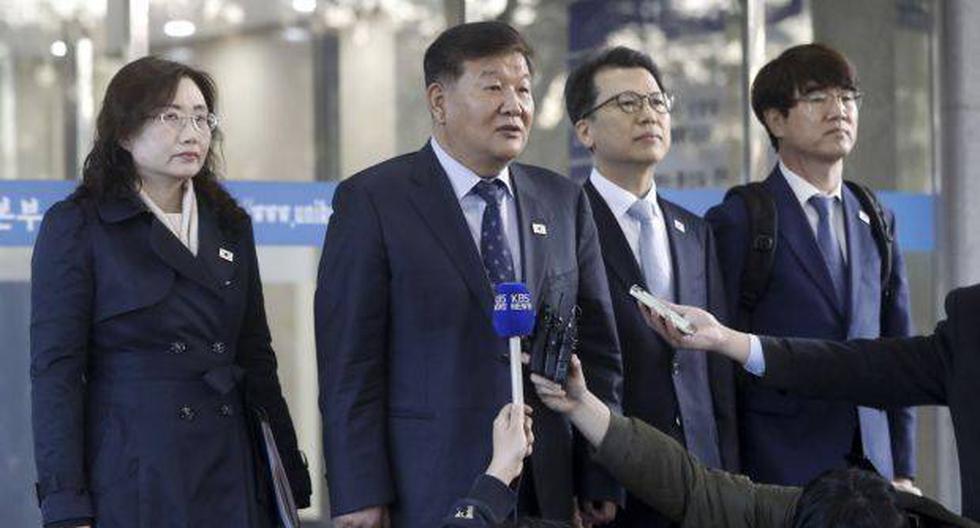 Roh Tae-kang, viceministro de cultura y deportes de Corea del Sur, habla a la prensa antes de partir de Seúl a la ciudad fronteriza de Kaesong para participar en las conversaciones intercoreanas, en Seúl. (Foto: EFE)