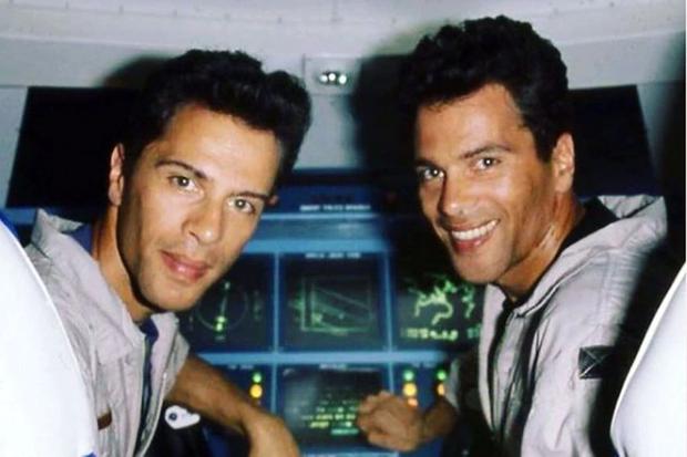 Los gemelos Bogdanoff en los años 80, cuando se hicieron célebres con su programa Temps X en el canal TF1 de Francia. (Instagram @bogdanoff).