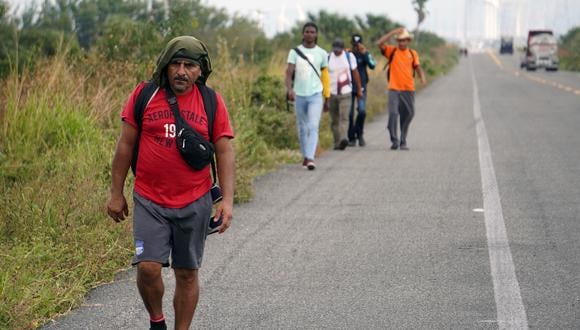 Migrantes caminan por una autopista del tramo La Ventosa rumbo a la frontera norte en el municipio de Juchitán, Oaxaca (México).
