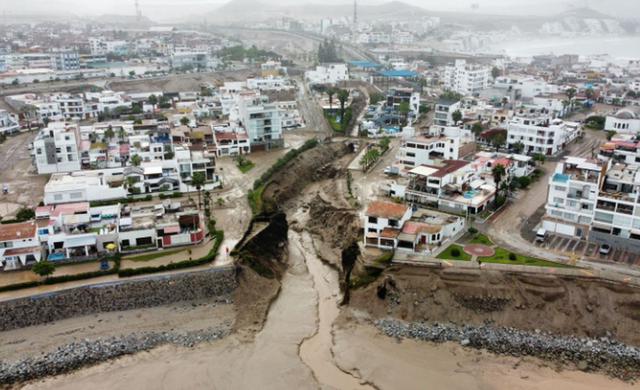 Las fuertes lluvias registradas en los últimos días en Lima provocaron la activación de quebradas, huaicos y deslizamientos en varios distritos de la capital y de la provincia, entre ellos, Punta Hermosa | Foto: Hugo Curotto @photo.gec