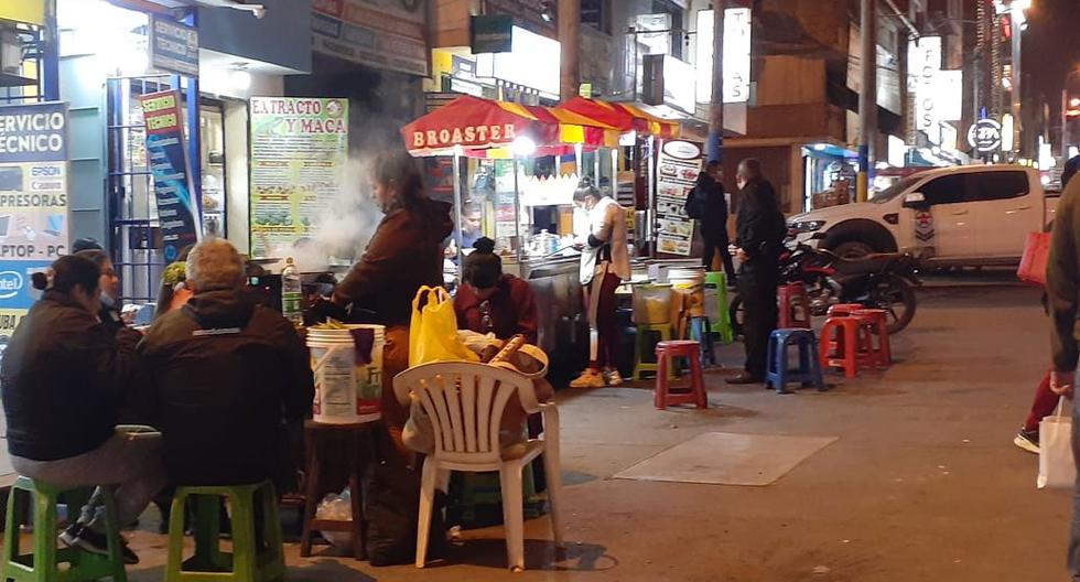 Puestos de comida al paso en la avenida César Vallejo en Villa El Salvador. Son los preferidos por jóvenes. Foto: Xiomara Poma, corresponsal escolar.