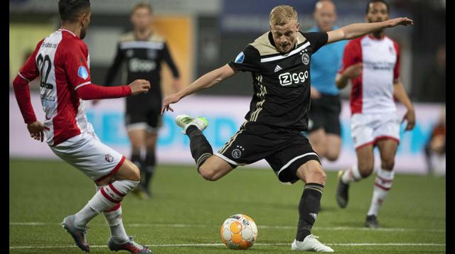Donny van de Beek es la pieza perfecta entre la mediapunta y la delantera. Su rol es escoltar a Tadic, Ziyech y Neres. (Foto: AFP).