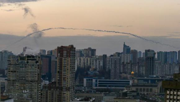 Las defensas antiaéreas en Kyiv han logrado interceptar varios misiles rusos. (Getty Images).