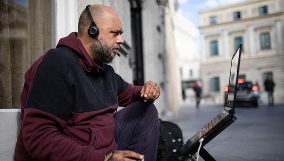 Jony lo perdió todo, pero nunca abandonó a su mascota Duna. Tras vivir 7 meses en las calles, logró salir adelante gracias a sus transmisiones de Twitch.  | Foto: Isabel Blanco