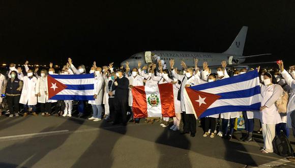 Una misión de 85 médicos cubanos y otros 34 peruanos repatriados llegan al Perú, en la noche del pasado 3 de junio. (Foto: Cuenta de Twitter de Migraciones).
