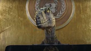 Un ‘dinosaurio’ irrumpe en la ONU para reprochar a los humanos su insensatez sobre el cambio climático [VIDEO]