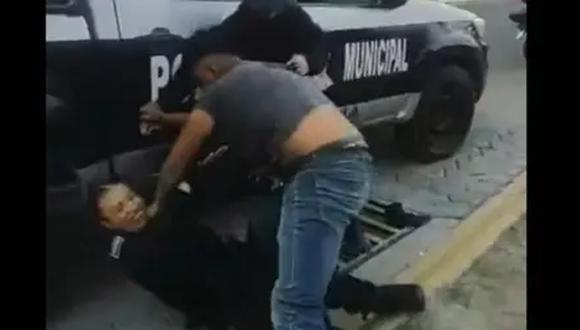 Una mujer policía recibió una brutal golpiza a manos de un conductor durante un operativo en Cholula, México. (Captura de video).