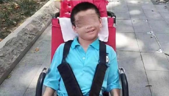 Yan Cheng, de 17 años, vivía solo con su padre tras el fallecimiento de su madre. No podía hablar, no podía caminar ni comer solo. Nadie pudo alimentarlo cuando su padre fue puesto en cuarentena el 22 de enero. (Weibo).