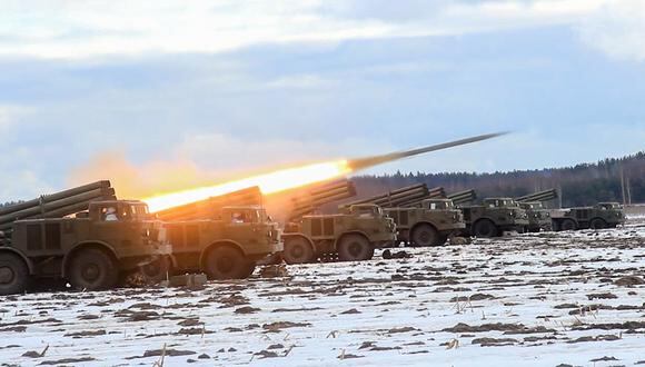 Esta captura de video muestra los sistemas de lanzamiento de cohetes Uragan (Huracán) durante ejercicios conjuntos de las fuerzas armadas de Rusia y Bielorrusia. (Foto referencial: Ministerio de Defensa de Rusia / AFP)