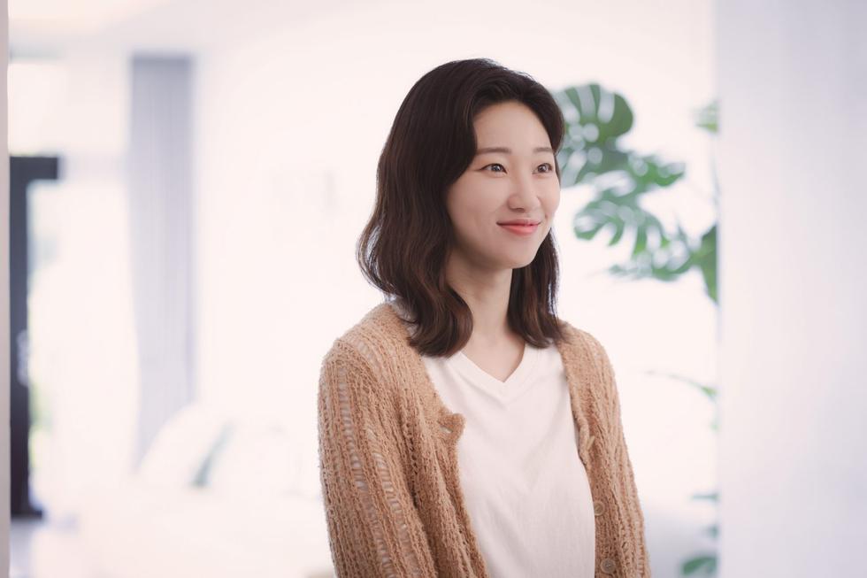 Ha Yoon-kyung es Choi Soo-yeon, excompañera de clase de Young-woo.