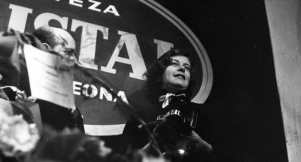 Lima, 28 de junio de 1960. Chabuca Granda recibió 'La Guitarra de Plata' en el Festival Cristal de la Canción Criolla, trasmitido por la televisión. Para entonces, era una joven compositora y cantante inspirada especialmente en Lima y sus personajes. Estaba concluyendo esa primera etapa de su proceso creativo. (Foto: GEC Archivo Histórico)