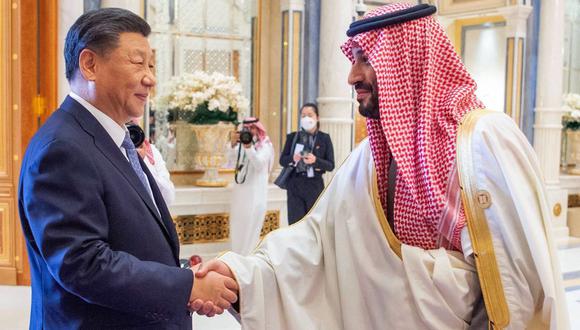 El príncipe heredero saudí Mohammed bin Salman (derecha) estrechando la mano del presidente chino, Xi Jinping, durante una cumbre del CCG-China en la capital saudí, Riad, el 9 de diciembre de 2022. (Foto de SPA / AFP)