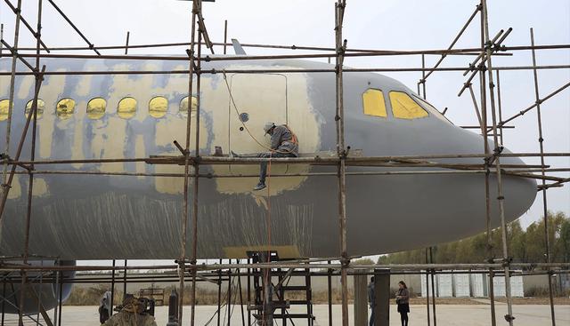 Un campesino chino apasionado por la aviación desde su infancia decidió construir él mismo su propia aeronave, en mitad del campo. (AFP)