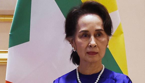 En esta foto de archivo tomada el 17 de enero de 2020, la consejera de Estado de Myanmar, Aung San Suu Kyi, posa para las fotos durante una ceremonia de bienvenida al presidente de China, Xi Jinping, en el Palacio Presidencial de Naypyidaw. (AFP).