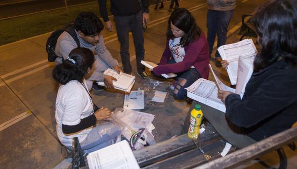 La noche del domingo, jóvenes empadronadores reunían apresuradamente sus cédulas censales (Foto: Eduardo Cavero)