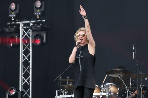 Taylor-Michel Momsen performs on stage with his band The Pretty Reckless on August 25, 2017 during the Rock en Seine music festival in Saint-Cloud, west of Paris (Photo: Zakaria Abdelkafi/AFP)