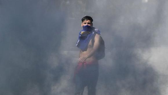 Algunos jóvenes chilenos protagonizaron episodios violentos en el marco de las protestas en el país. Foto: GETTY IMAGES, vía BBC Mundo