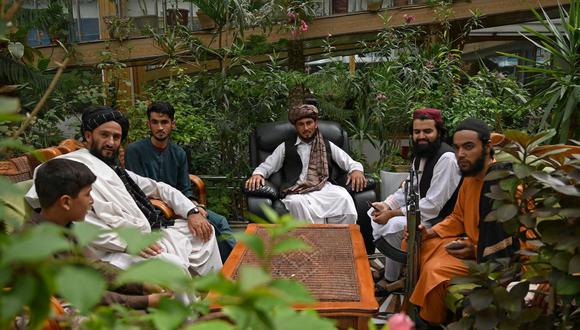 Los combatientes talibanes se sientan en el patio de la casa del señor de la guerra afgano Abdul Rashid Dostum. (WAKIL KOHSAR / AFP).
