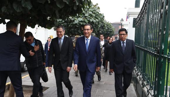 Martín Vizcarra decidió presentarse en el Congreso junto a sus ministros Salvador del Solar y Vicente Zeballos. (Foto: Alessandro Currarino / GEC)