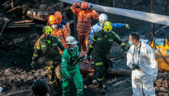 Los miembros de los equipos de rescate llevan el cadáver de un minero en El Zulia, departamento de Norte de Santander, Colombia, en la frontera con Venezuela.