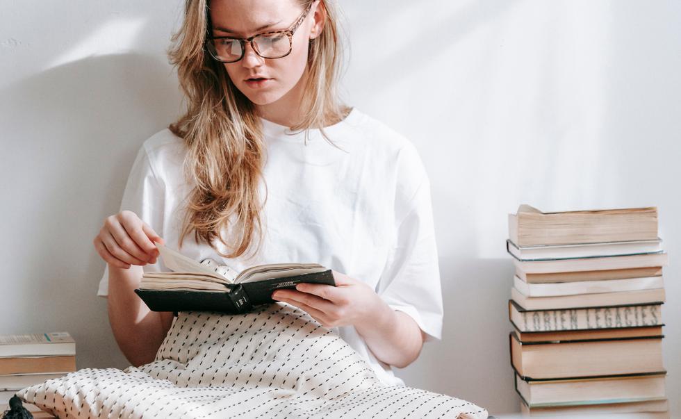¿Andas en busca de una lectura transformadora? Aquí te compartimos 10 recomendaciones de libros que puedes -y deberías- añadir a tu lista si estás en tus 20s. (Foto: Getty Images).