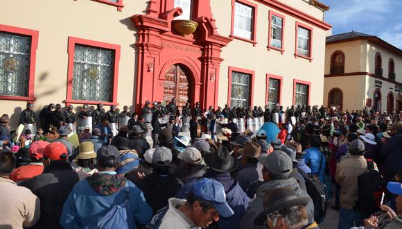 Cientos de pobladores aimaras realizaron un plantón frente al local de la Corte Superior de Justicia de Puno, donde se realiza una de las últimas audiencias en el caso ‘aimarazo’. (Foto: Carlos Fernández)