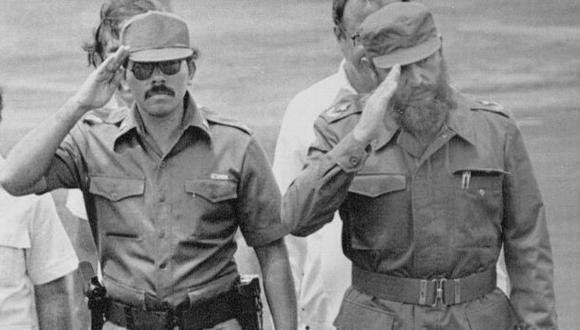 Al escapar de la prisión, Daniel Ortega viajó a Cuba donde fue entrenado como guerrillero. Una vez caído Somoza recibió a Fidel Castro en Managua, Nicaragua. (Foto: AFP)