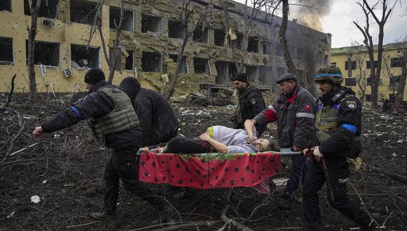 Empleados de emergencia y policías ucranianos evacuan a la mujer embarazada herida Iryna Kalinina, de 32 años, de un hospital de maternidad dañado por un ataque aéreo ruso en Mariupol, Ucrania, el 9 de marzo de 2022. (Foto de Evgeniy Maloletka / AP)