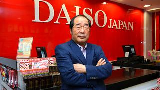 ¿Cómo se hizo multimillonario el japonés dueño de las tiendas de 'todo a un dólar'?