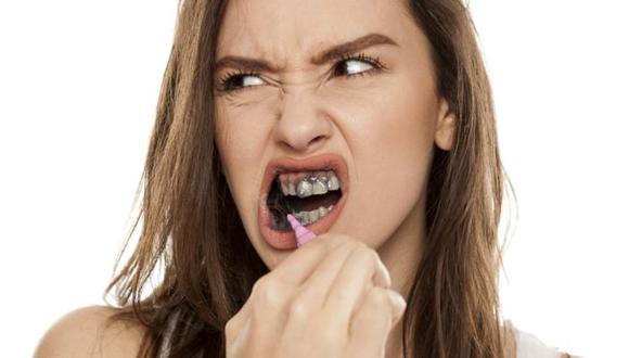 Cepillarse los dientes con pastas a base de carbón puede ser peligroso para tu salud bucal. (Foto: Getty)