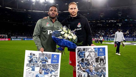 La directiva del Schalke 04 aprovechó la presencia de Jefferson Farfán para obsequiarle un ramos de flores y un afiche por los años que defendió la camiseta de los "Reyes Azules". (Foto: Agencias)